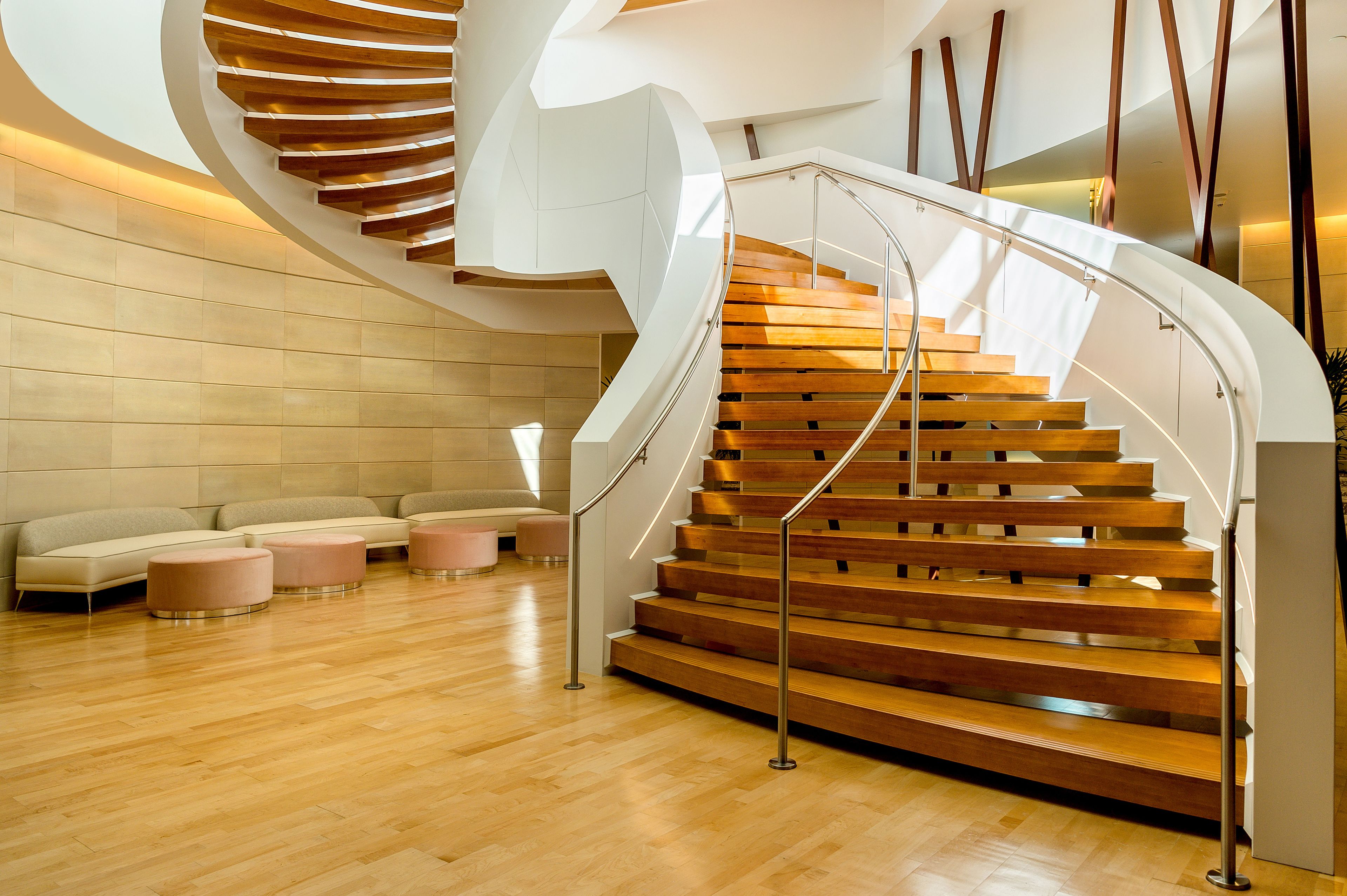 10 restaurants, breakfast, lunch, dinner served; seafood