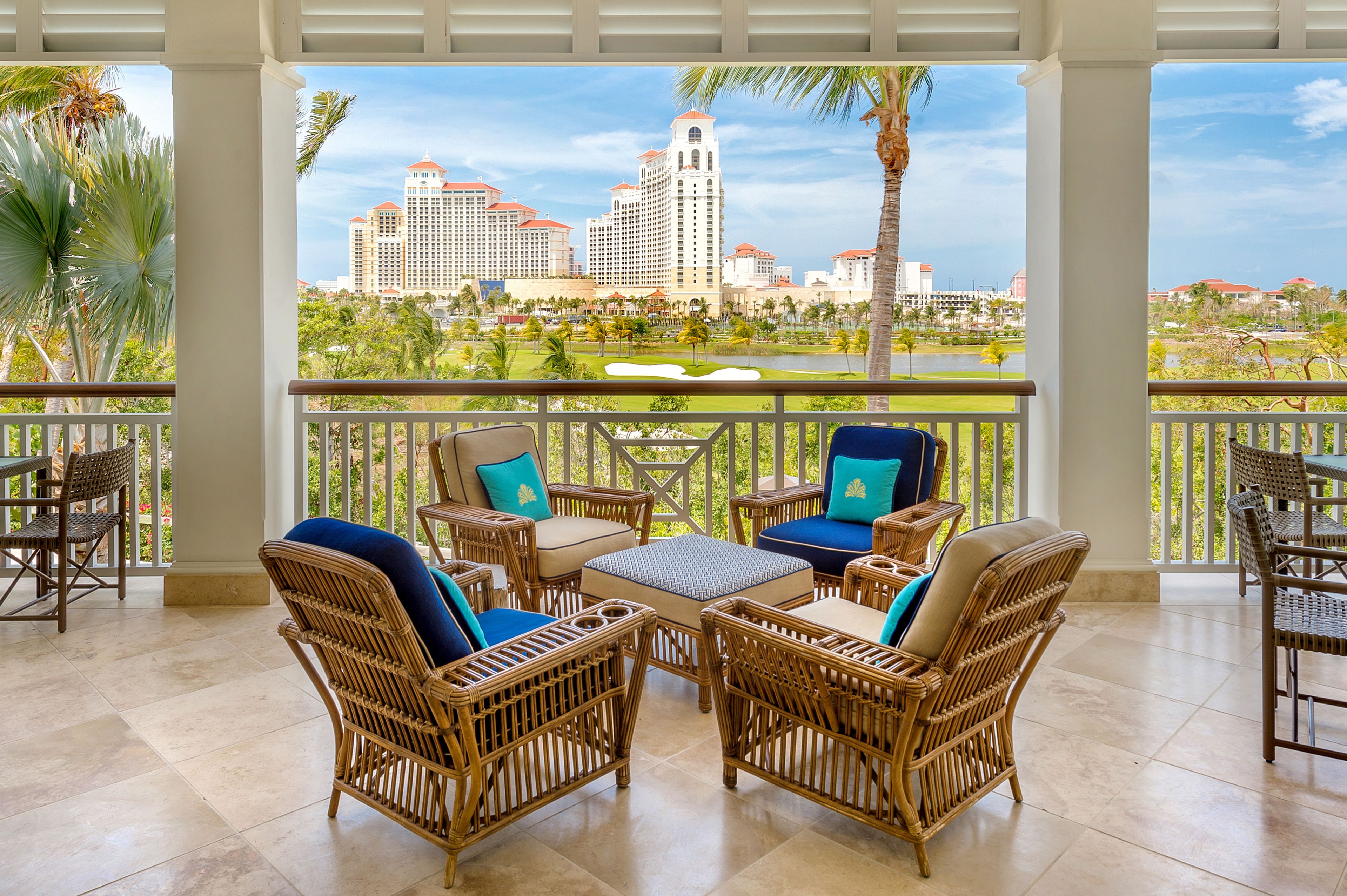 10 間餐廳；供應早餐、午餐、晚餐；海鮮