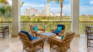 10 restaurants, breakfast, lunch, dinner served; seafood