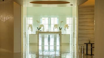 Sauna, baño de vapor, tratamientos corporales y aromaterapia