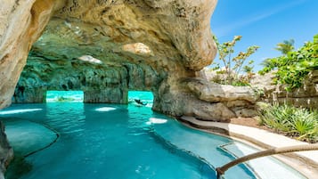 Plage, sable blanc, cabines (en supplément), chaises longues