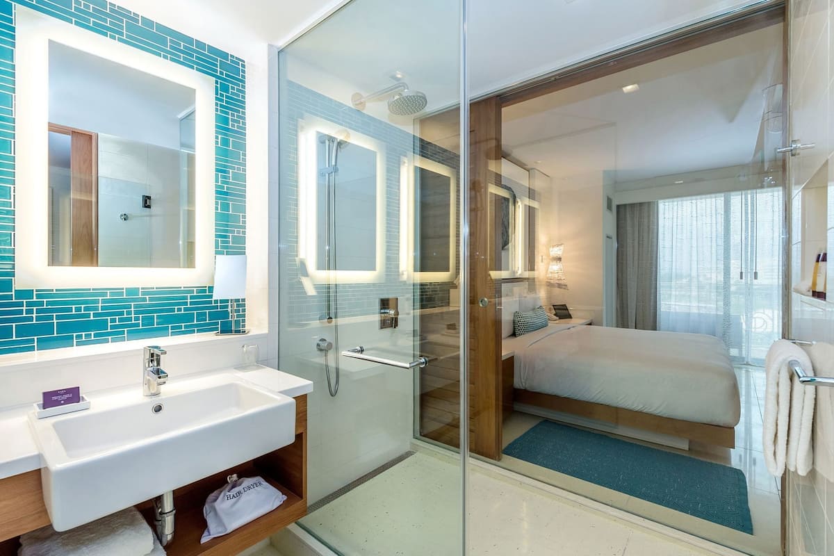 Banheiro | Produtos de toalete de grife, secador de cabelo, roupões de banho