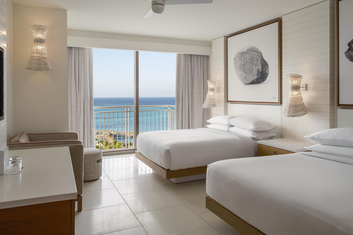 Habitación, 2 camas de matrimonio, vistas al mar | 1 dormitorio, ropa de cama hipoalergénica, caja fuerte y escritorio