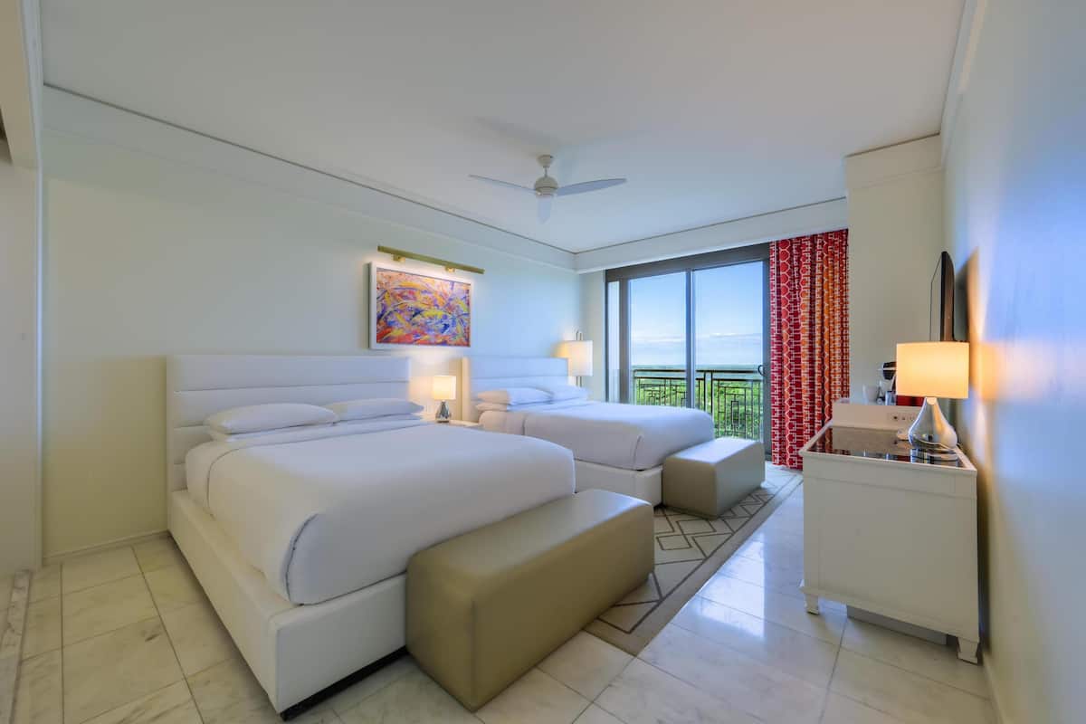 Zimmer, 2 Queen-Betten (Fountain View Reserve) | 1 Schlafzimmer, Allergikerbettwaren, Zimmersafe, Schreibtisch