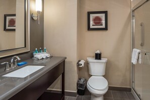 Articles de toilette gratuits, sèche-cheveux, serviettes fournies