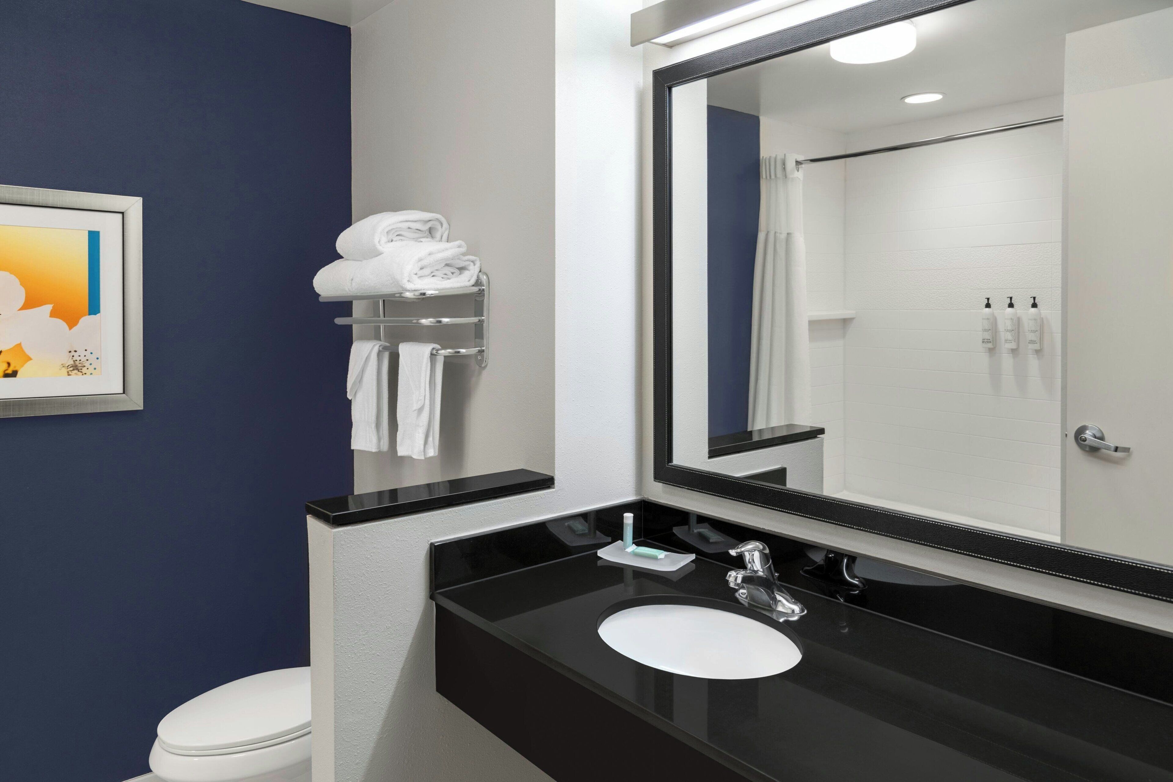 combined shower/bathtub, hair dryer, towels