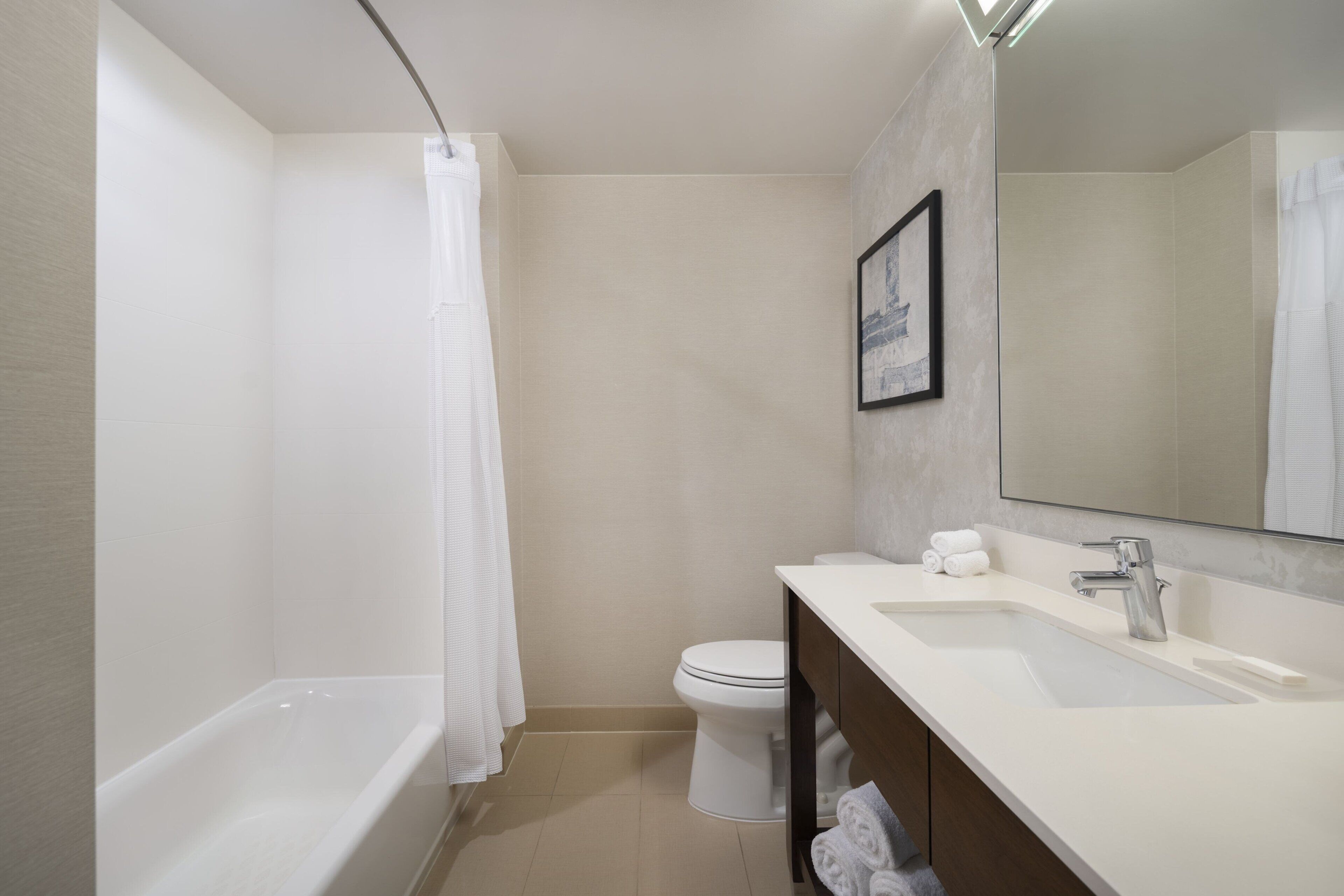 Un baño moderno con bañera, inodoro y lavabo.
