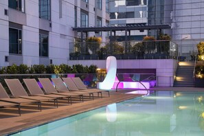Outdoor pool, free cabanas, pool umbrellas - Residence Inn Los Angeles L.A. LIVE (Los Angeles)