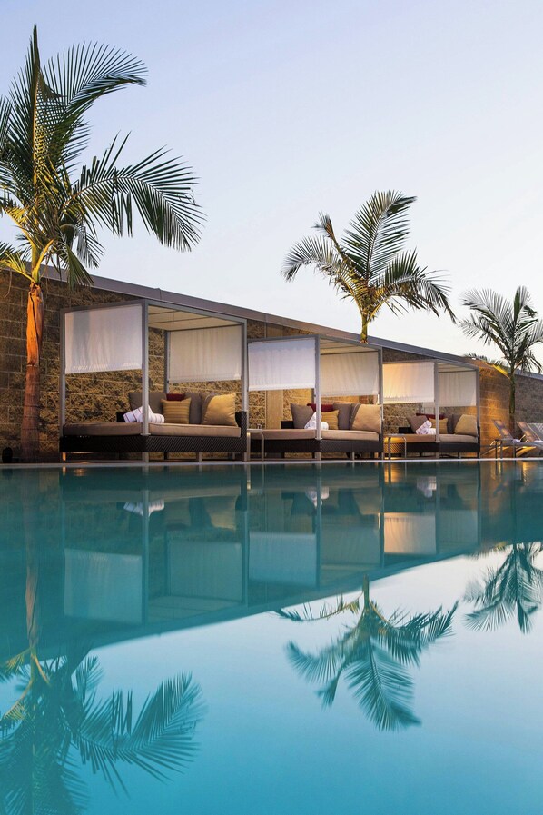Piscine extérieure, cabanons gratuits, parasols de plage