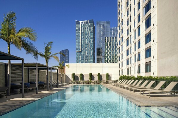 Outdoor pool, free cabanas, pool umbrellas - Residence Inn Los Angeles L.A. LIVE (Los Angeles)