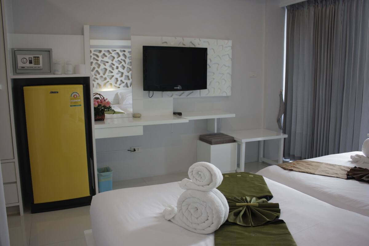 Standard Twin Room | Living area | 32-inch LCD TV with cable channels, TV