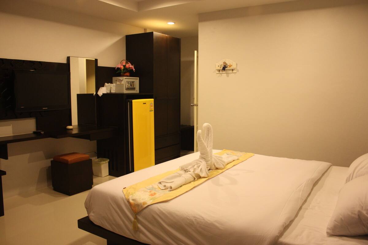 Deluxe Double Room | Premium bedding, in-room safe, desk, rollaway beds