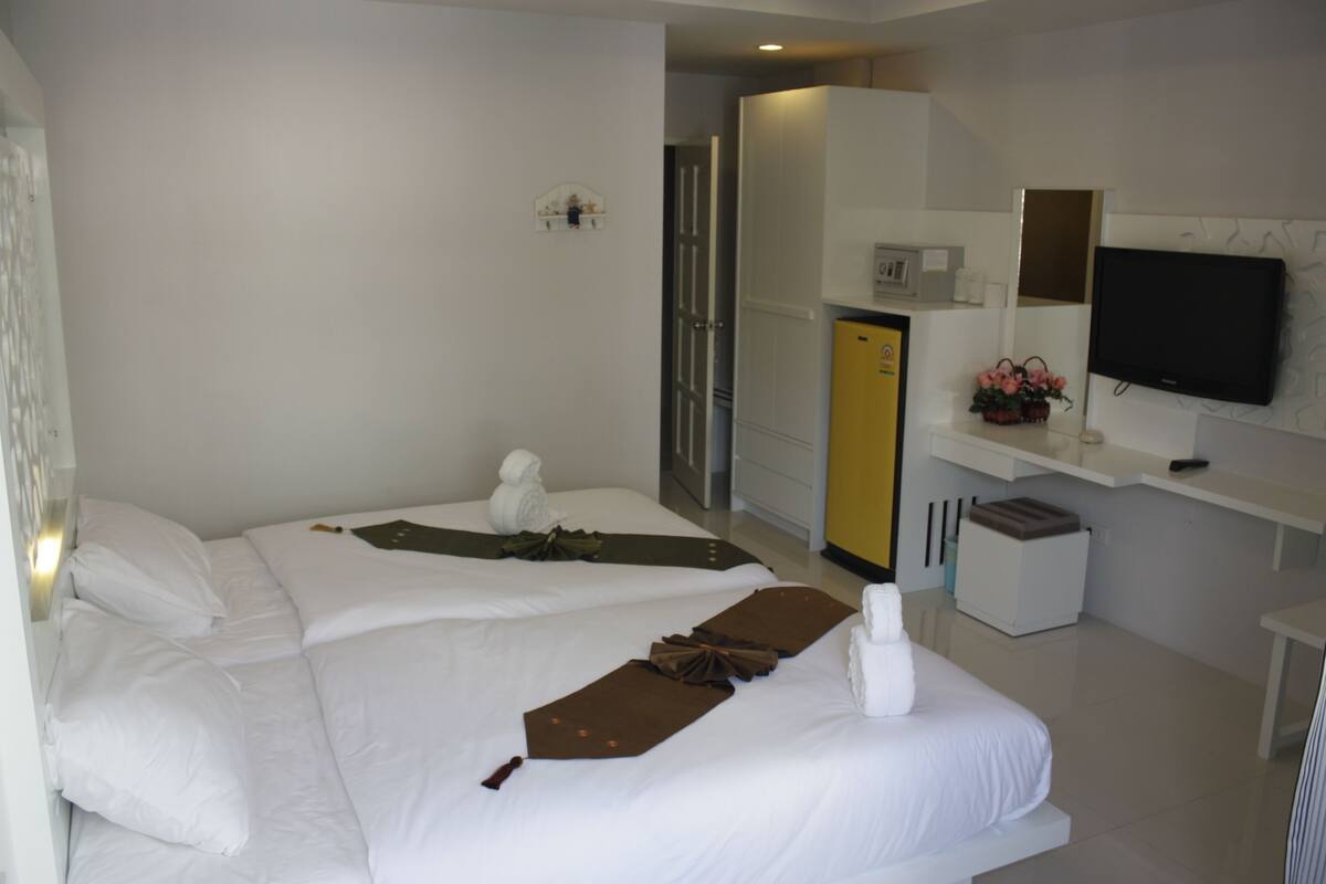 Premium bedding, in-room safe, desk, rollaway beds