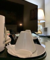 Una cassaforte in camera, una scrivania, insonorizzazione