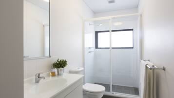 Douche, douche hydromassante, serviettes fournies