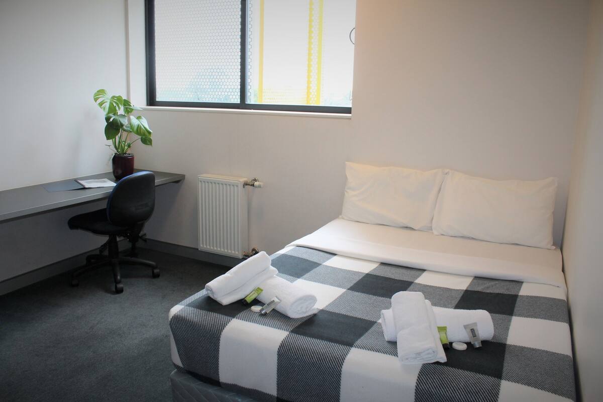 Double Room in Shared Apartment with Shared Bathroom | Desk, bed sheets