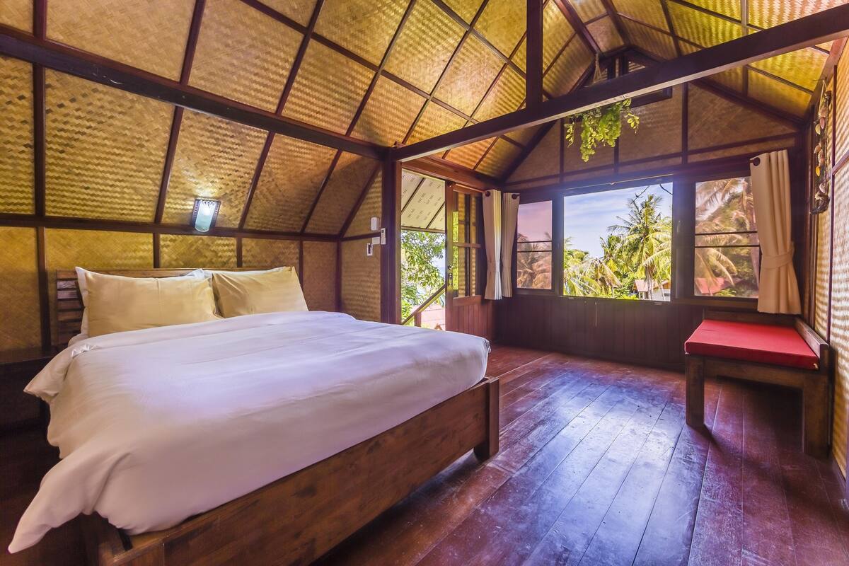 4 bedrooms, in-room safe, WiFi (free), bed sheets