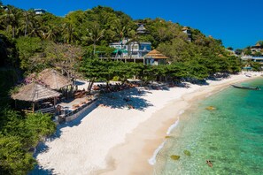 Pantai persendirian, kerusi lepak pantai, urut tepi pantai, selam skuba 