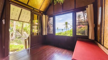 Hillside Cabin | 4 bedrooms, in-room safe, free WiFi, bed sheets