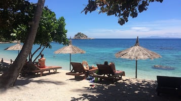 Playa privada, camastros, masajes en la playa y buceo