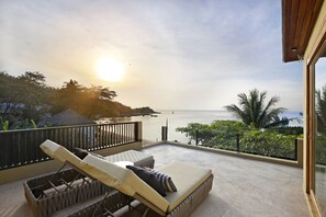 小型套房, 1 张特大床, 海景 | 露台