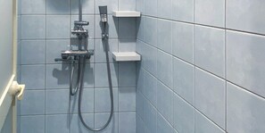 家庭單棟房屋 | 浴室 | 花灑/浴缸組合、風筒