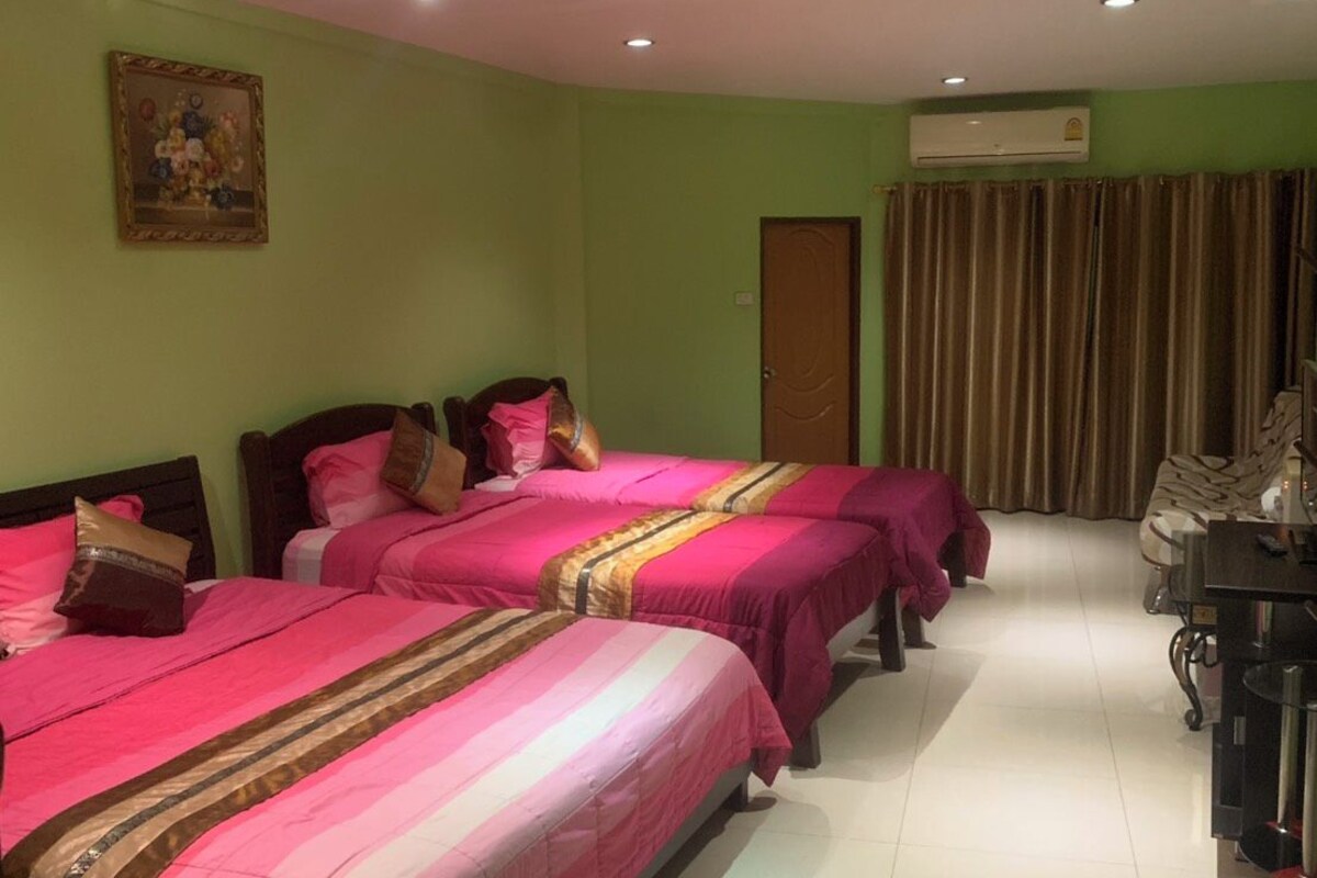 Quadruple Room | Minibar, WiFi (free), bed sheets