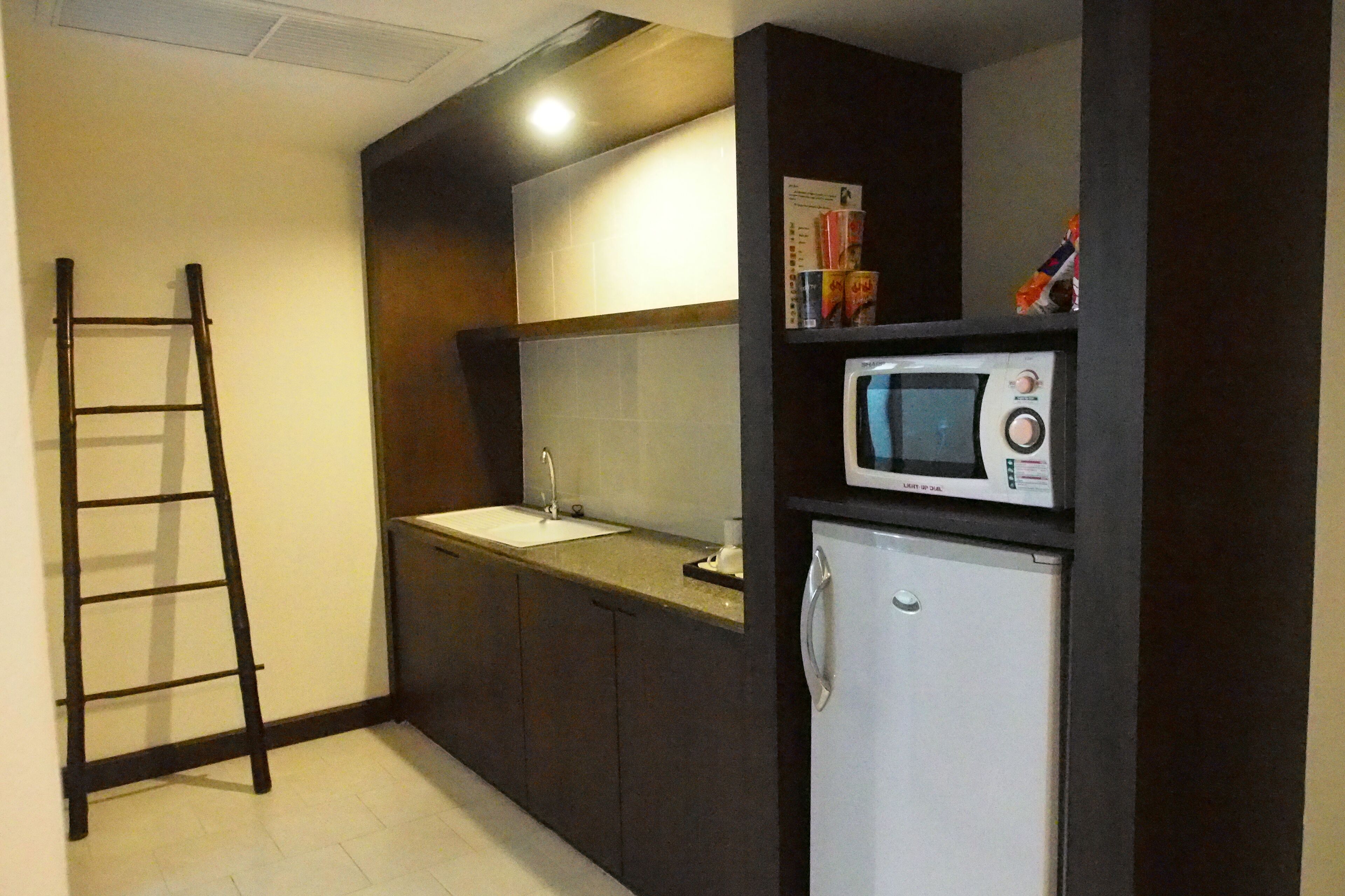 studio | living area | 32-inch lcd tv with cable channels, tv