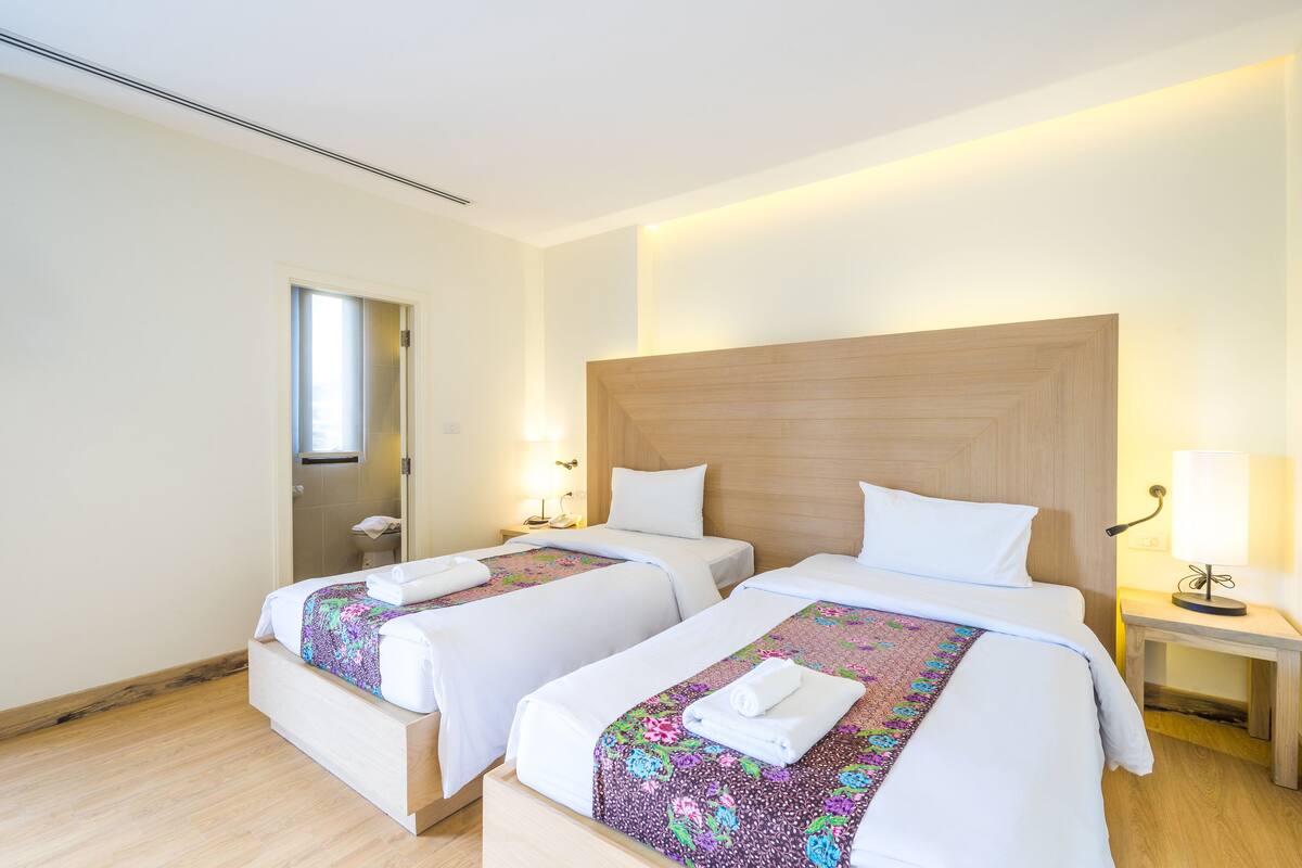 Deluxe Room | Minibar, desk, blackout drapes, WiFi (free)