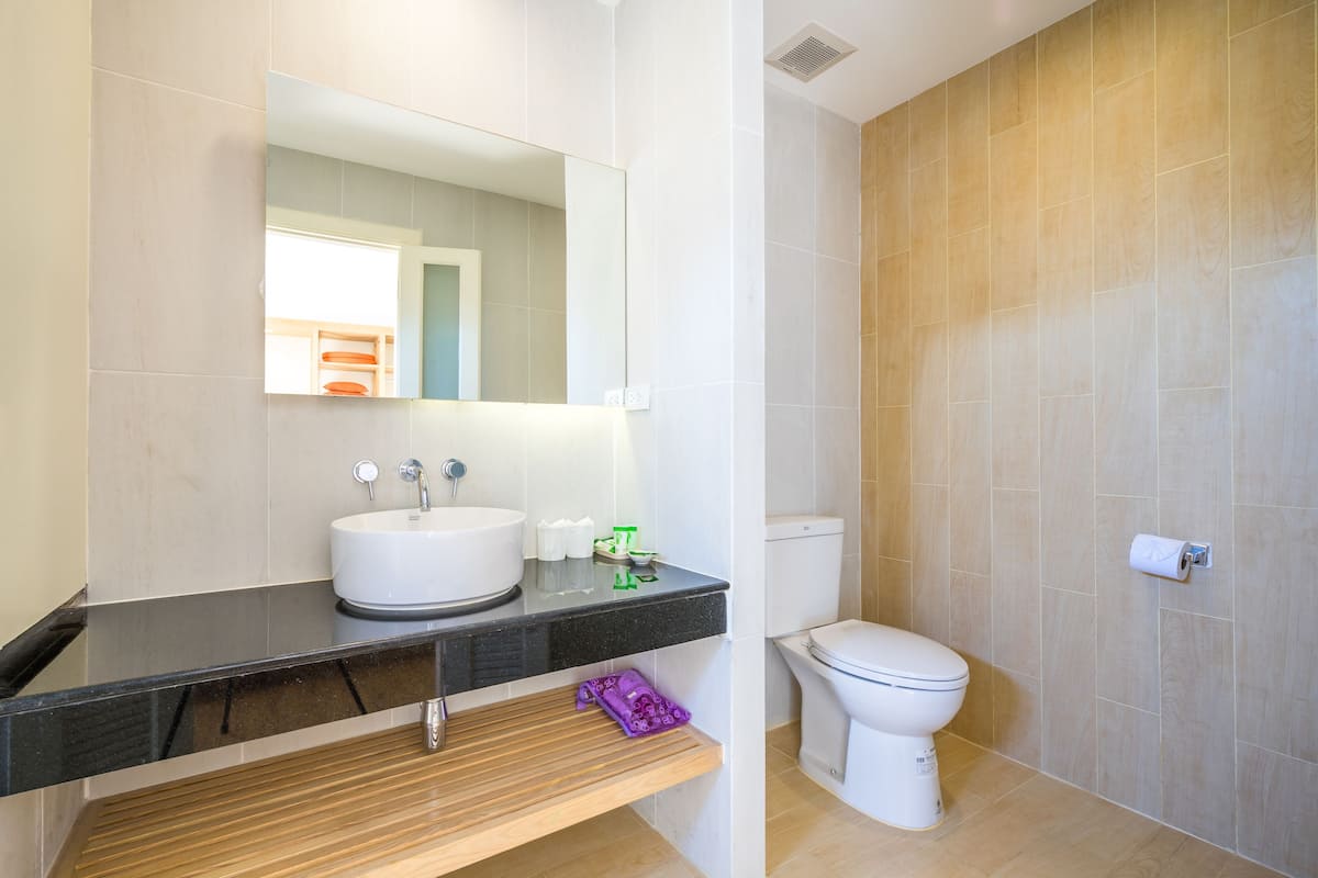 deluxe room, balcony | minibar, desk, blackout curtains, free wifi