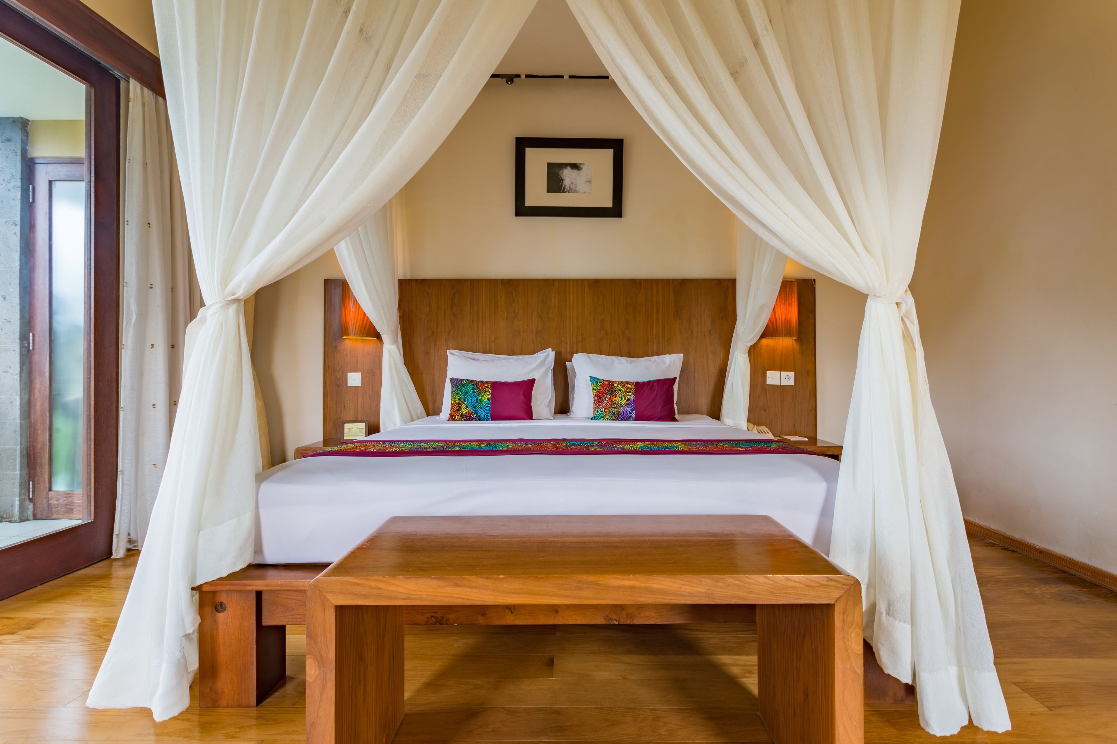 Deluxe Pavilion | Minibar, in-room safe, desk, soundproofing