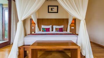 Deluxe Pavilion | Minibar, in-room safe, desk, soundproofing