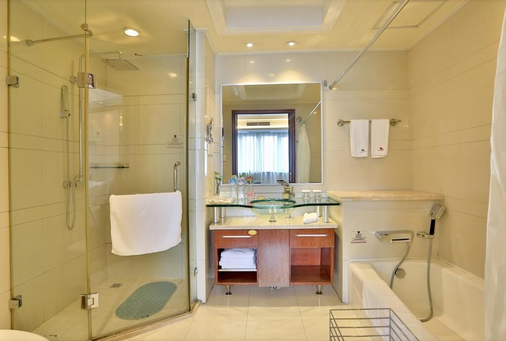 Combined shower/bathtub, free toiletries, hair dryer, bathrobes