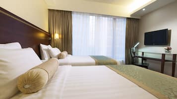 Suite junior | 1 dormitorio, caja fuerte, escritorio y cortinas opacas
