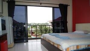 خزنة داخل الغرفة ومكتب وأسرّة أطفال/رضّع وأسرّة قابلة للطي