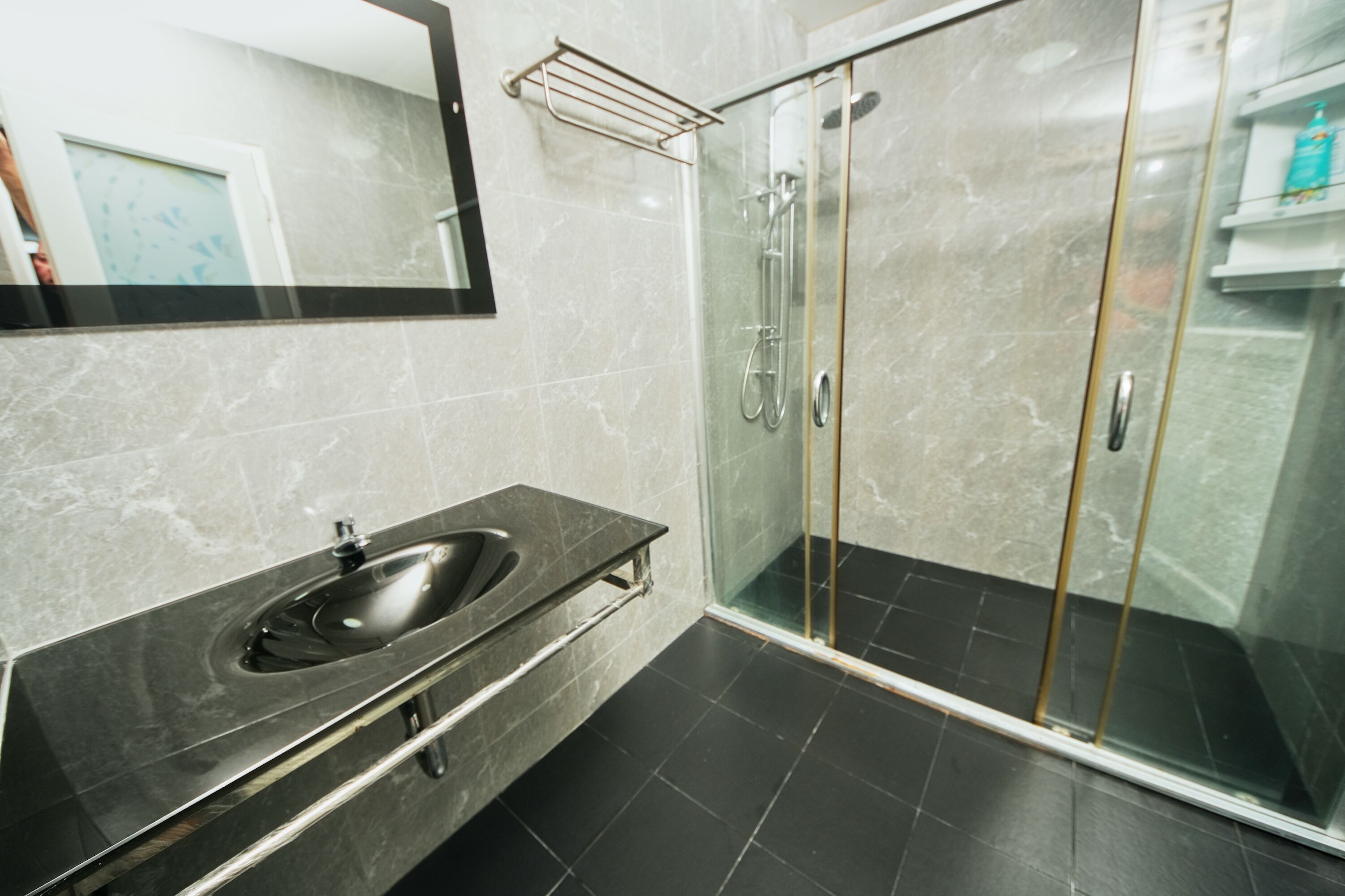 Comfort-Vierbettzimmer | Badezimmer | Dusche, Haartrockner, Handtücher