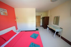 Habitación doble estándar | Caja de seguridad en la habitación, escritorio, cunas y camas extra 