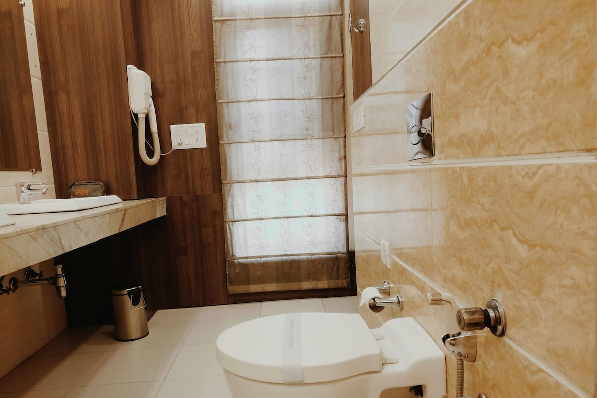 Club suite | Badkamer | Een douche, gratis toiletartikelen, een haardroger, badjassen