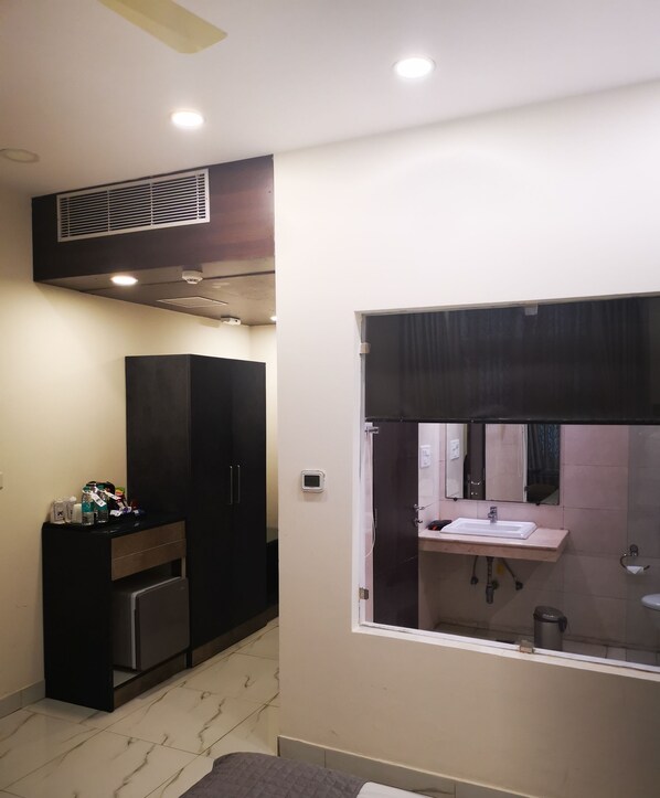 Une salle de bain moderne comprenant un meuble-lavabo, des toilettes et un espace douche.