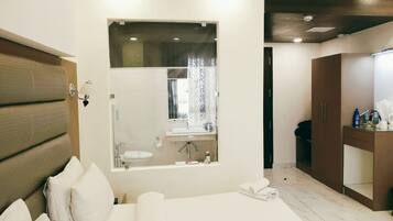 Club Suite | Premium bedding, minibar, in-room safe, desk