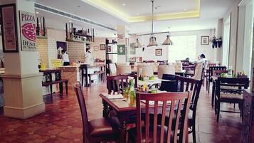 2 restaurants; breakfast, lunch, and dinner served