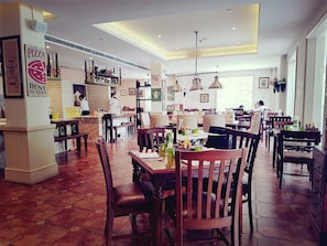 2 restaurants; breakfast, lunch, and dinner served