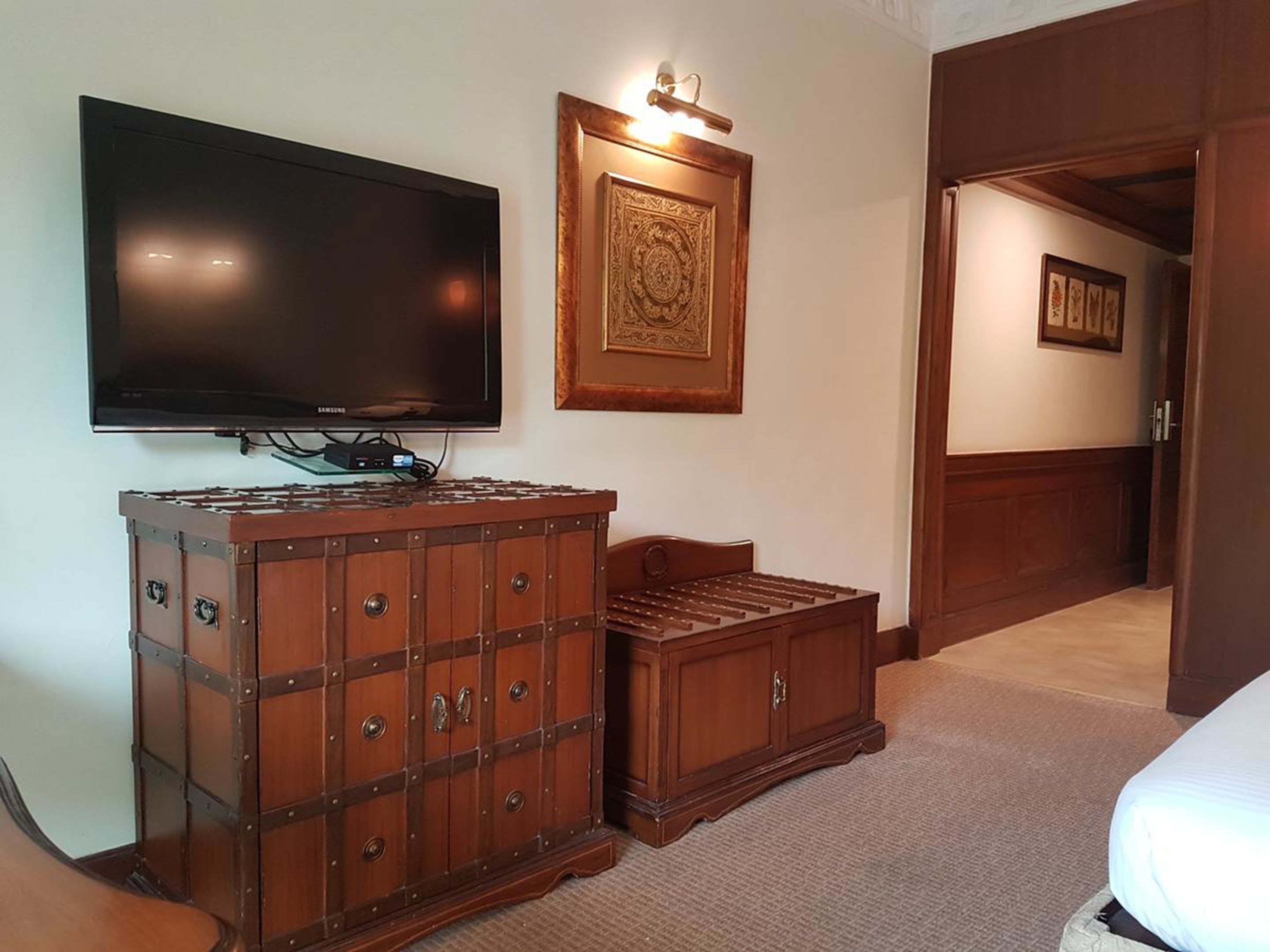 42-inch led tv with satellite channels, tv