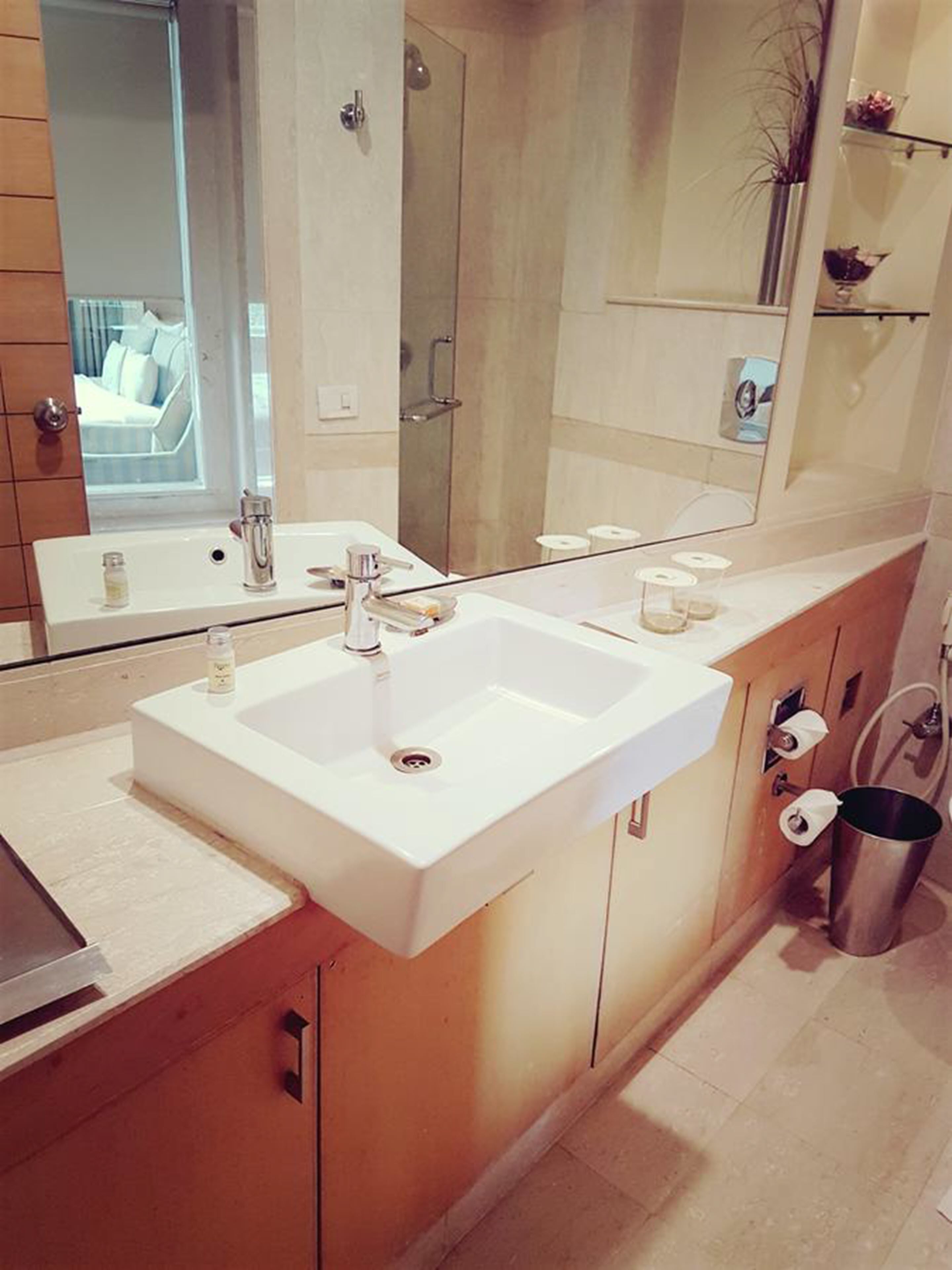 combined shower/bathtub, hair dryer, slippers, towels