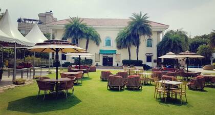 The Palms - Town & Country Club