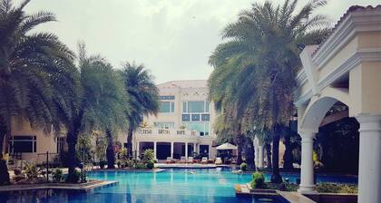 The Palms - Town & Country Club