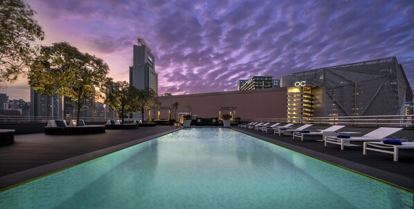 室外游泳池,池畔遮阳伞,日光浴躺椅