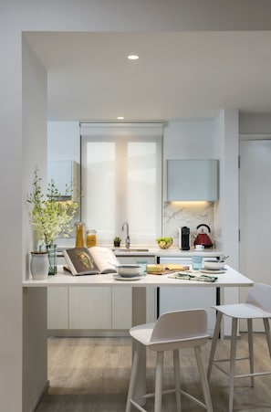 Suíte executiva, 2 quartos | Cozinha americana privada | Geladeira, micro-ondas, chaleira elétrica, torradeira