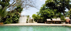 Outdoor pool, pool loungers - Veranda Lodge (Hua Hin)
