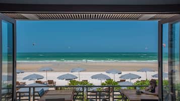 Se sirven desayunos, comidas, cenas y mariscos con vista a la playa